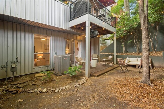 Building Photo - 920 Memorial Dr SE