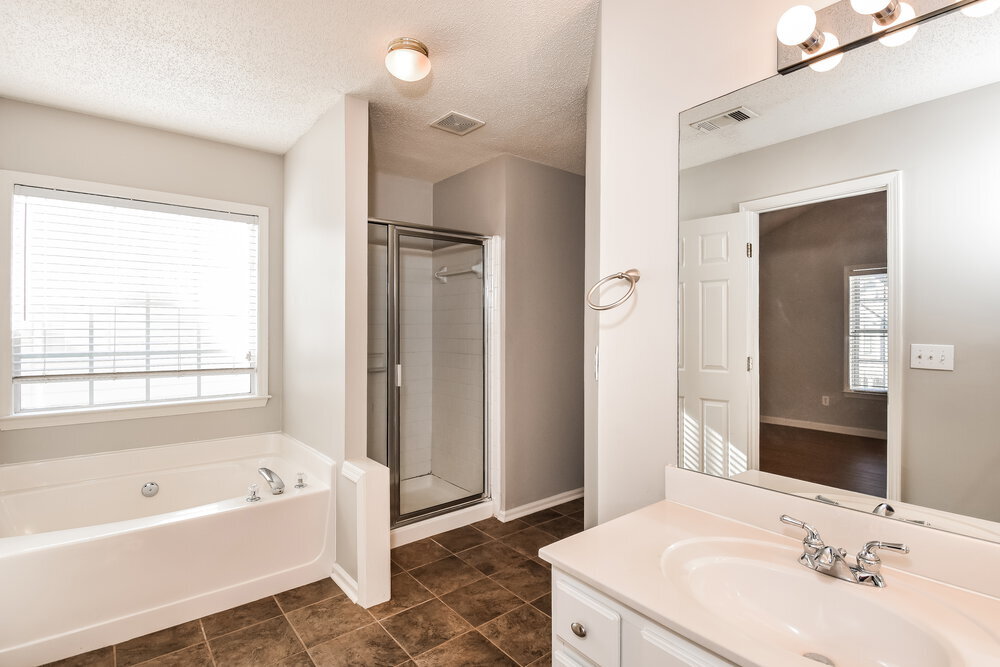 Building Photo - 135 Wallnut Hall Cir