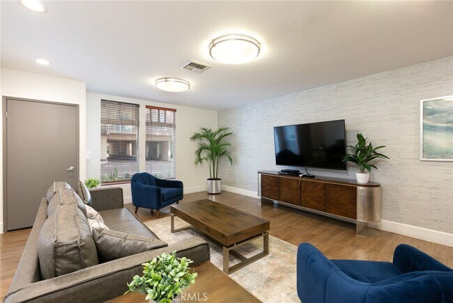 Building Photo - 488 E Ocean Blvd