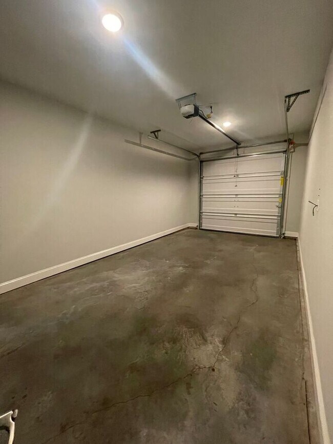 Building Photo - 3 Bedrooms, 2.5 Baths 2-story townhome