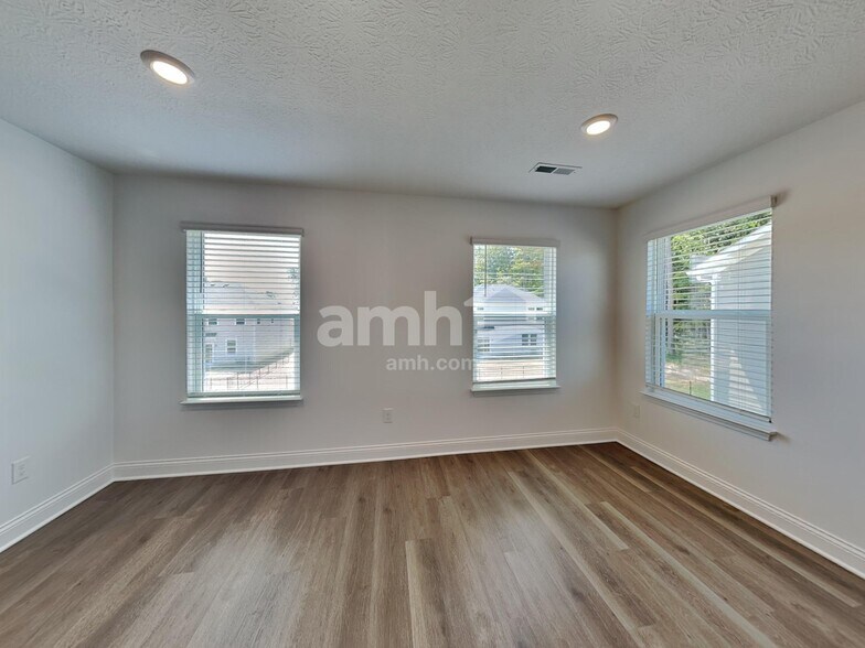 Building Photo - 315 Pne Hl Ct