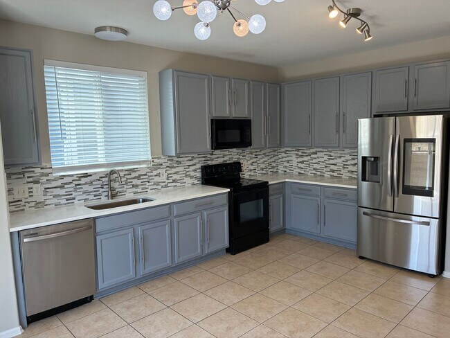 Building Photo - 3 Bedroom 2 Bathroom Ranch Style Home!