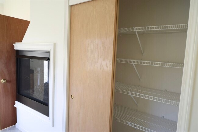 Building Photo - 145 Captain Eames Cir