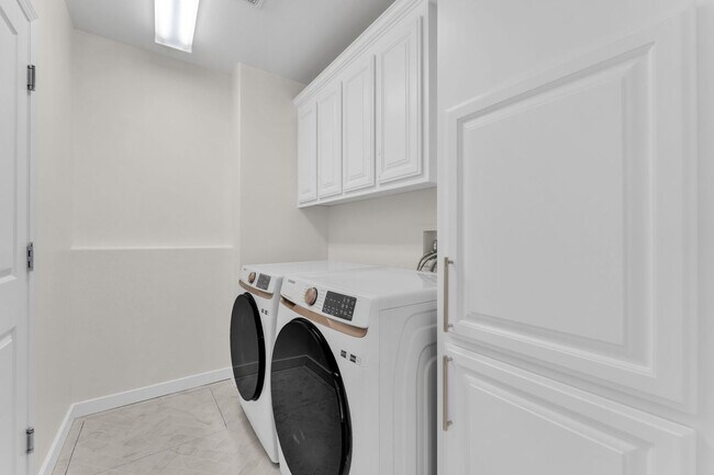 Building Photo - Gorgeous remodeled 3 bedroom, 3 full bathr...