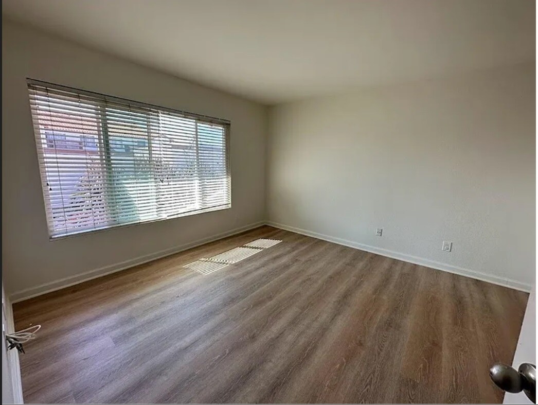 Master bedroom - 870 S Rancho Santa Fe Rd