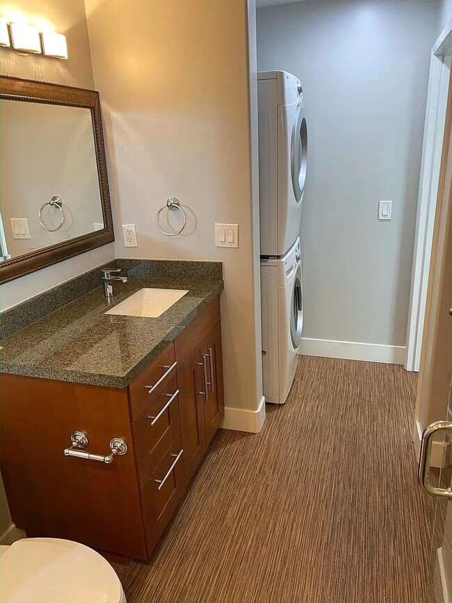 Building Photo - Spacious Studio aand 1-bedroom Apartments in Mission Hills – Prime Location!