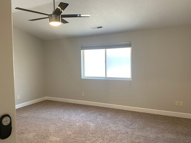 Building Photo - Townhome in Highly desired  Camas -Lacamas...