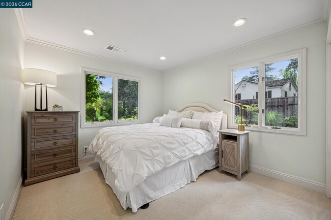 Building Photo - 783 Los Palos Manor