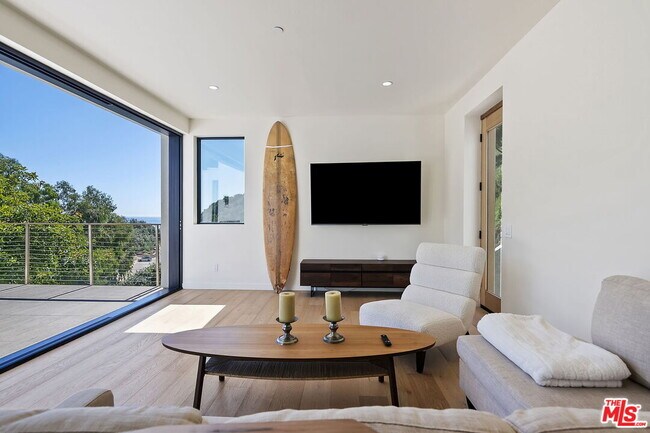Building Photo - 3843 Rambla Pacifico St