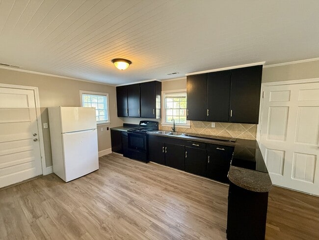 Building Photo - Single Family Ranch 2 Bed