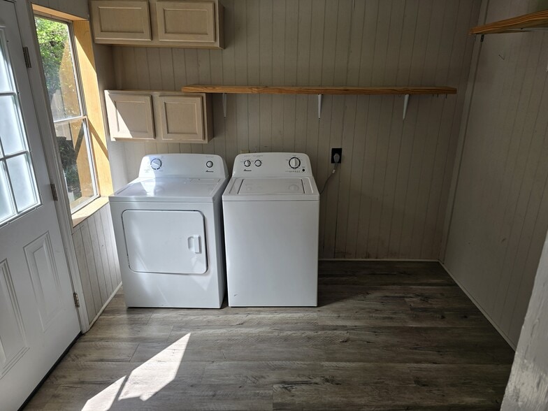 Building Photo - 4928 Oleander Dr