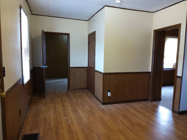 Building Photo - 2 Bedroom Single Family Home - Open Concep...