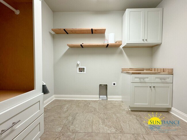 Building Photo - Exquisite 4 Bedroom Home in Navarre Near Beaches & Amenities!