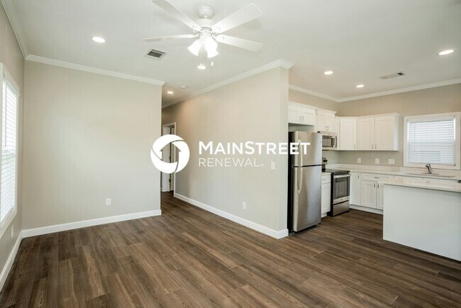 Building Photo - 3 Bedroom Pet-Friendly Home in St. Petersburg, FL with Main Street Renewal