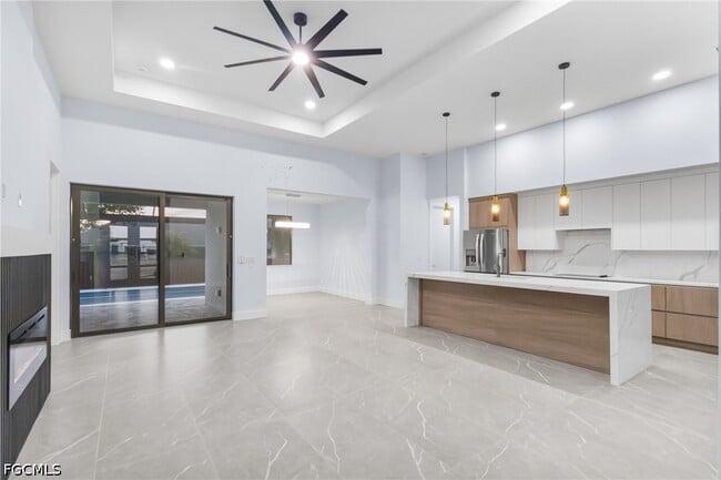 Building Photo - 142 SW 33rd Pl