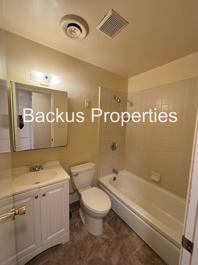 Building Photo - 827 Bedford Dr