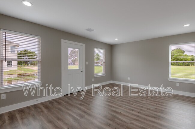 Building Photo - 250 N Shady Oaks Dr