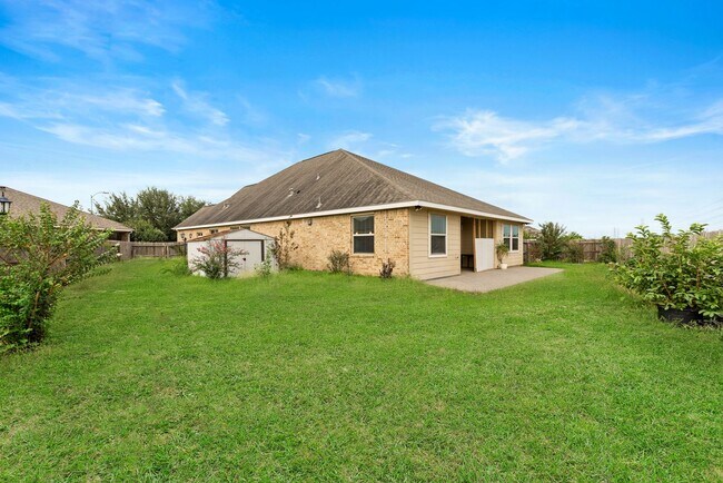 Building Photo - Spacious Home on Oversized Lot in Fort Ben...