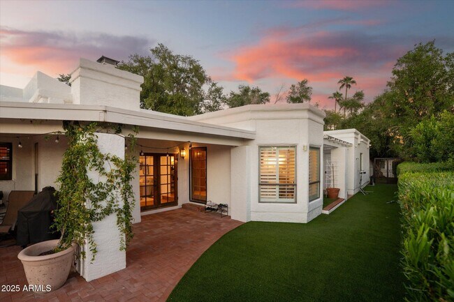 Building Photo - 1025 E Morten Ave