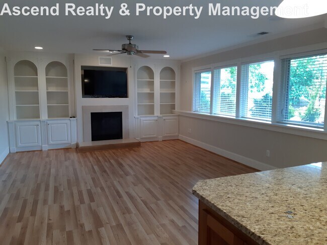 Building Photo - Unique Opportunity to Lease 2 Bed Lower Unit in Executive Home Utilities Included Quick Access to...