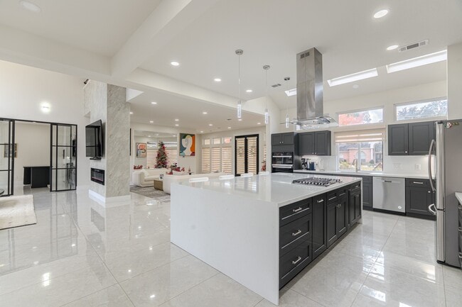 Building Photo - 6510 Sussex Ct