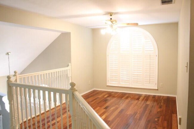 Building Photo - 1013 Stone Gate Dr