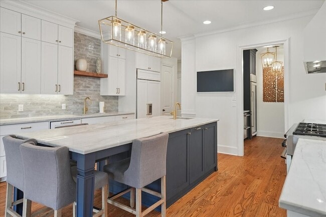 Building Photo - 6807 Lupton Dr