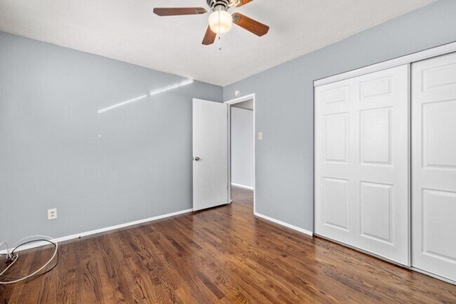 Building Photo - 2 Bedroom, 1 Bath Apartment