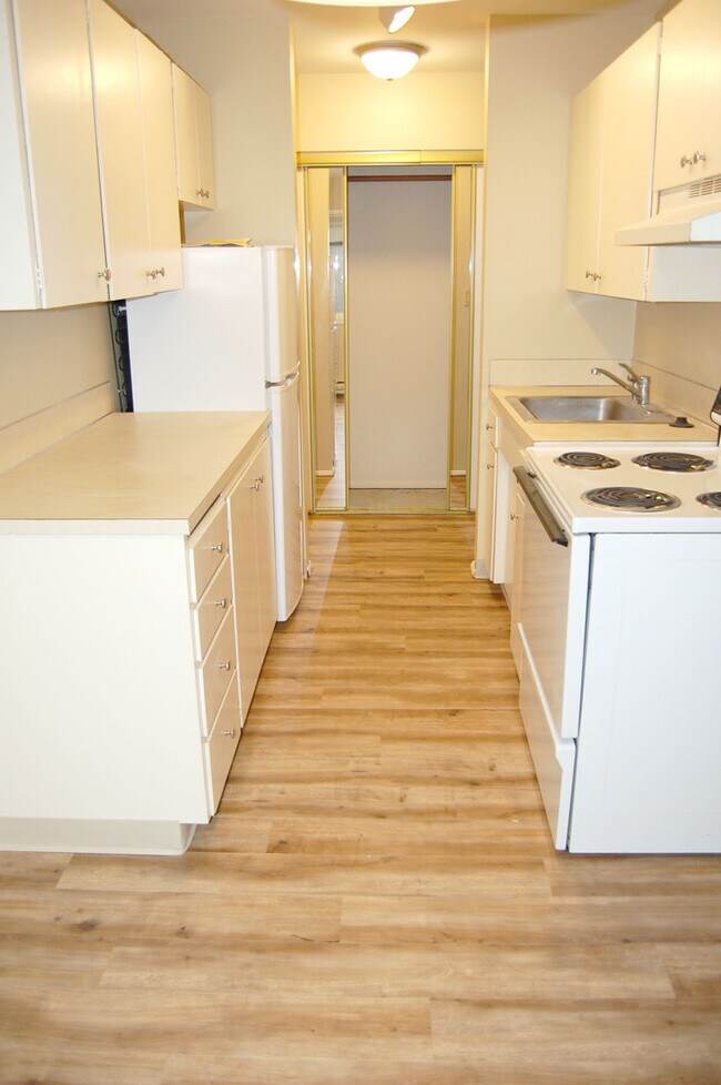 Building Photo - 424 Summit