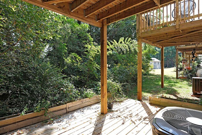 Building Photo - Pet-Friendly End-Unit Ridgecrest Townhome