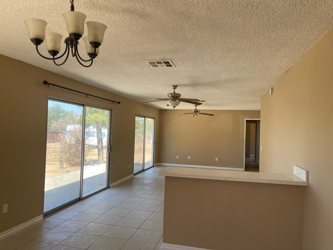 Building Photo - Fresh Paint and New Carpet with Sky Harbor...