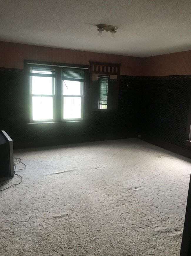 Building Photo - 208 S Main St