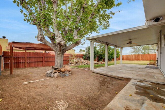 Building Photo - UNIQUE SINGLE FAMILY HOME! - No HOA, Car Lift, RV Parking and Nice Backyard