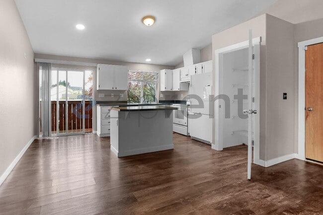 Building Photo - 1120 S 90th St Ct