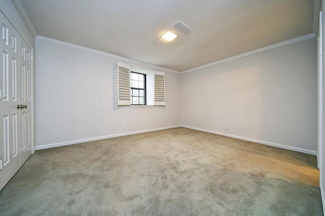 Building Photo - Great 2BA/2.5 BE Brentwood End Unit Townhome!