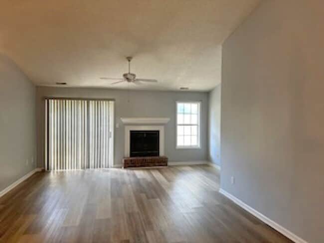 Building Photo - Adorable Duplex