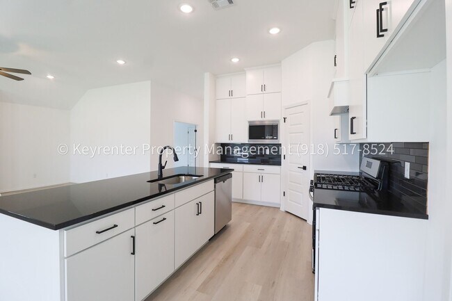 Building Photo - Stunning New Construction Simmons Home - 5 Bed 3 Bath - Pond View & Full Appliance Package!