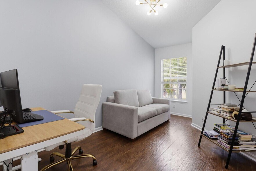 Building Photo - 9902 Lago Dr