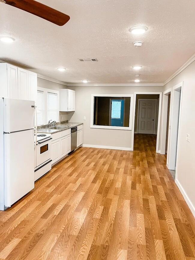 Building Photo - 59 St Johns Ave