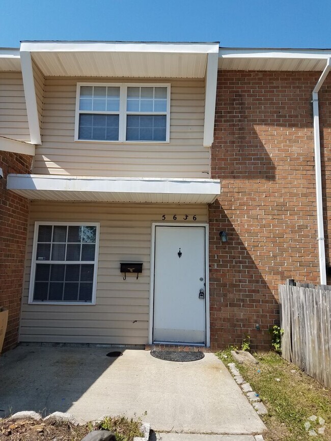 Building Photo - This spacious 3 bedroom 2.5 bathroom townh...