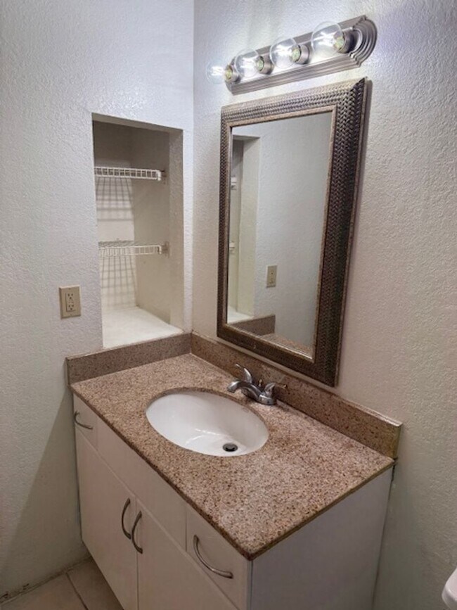 Building Photo - Lexington place One bedroom Condo