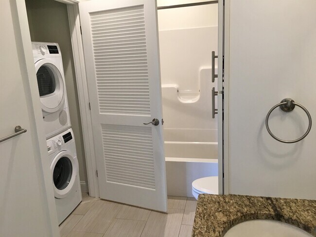 Building Photo - 875 Elm St