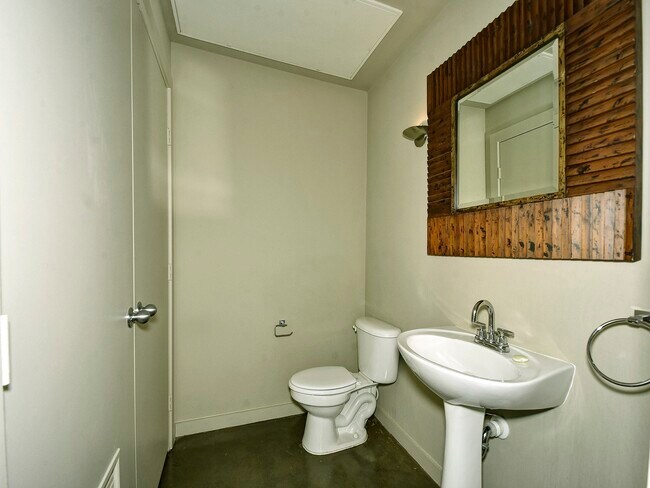 Building Photo - 2000 Bagby St