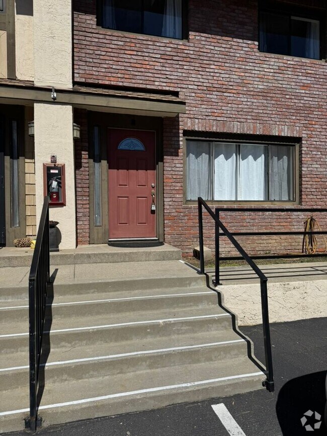 Building Photo - 3 Bedroom Townhome, Spotless Clean Condo i...