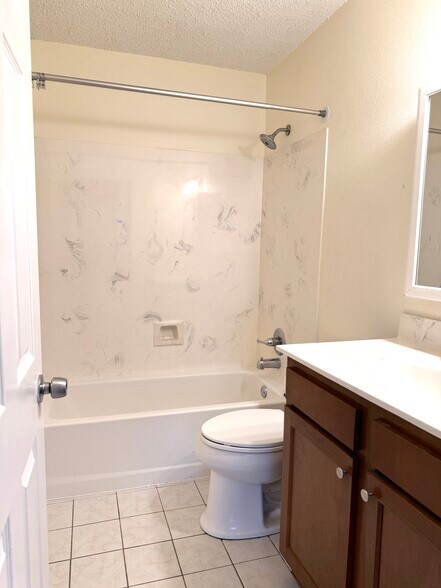 Hallway Bathroom - 1114 Williams Blvd