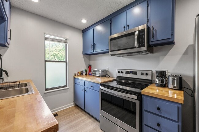 Building Photo - 621 Idlewood Ln