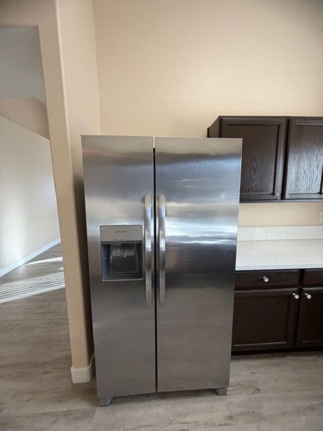 Building Photo - Beautiful, spacious top-floor 2-bedroom, 2-bathroom condo in the Southwest