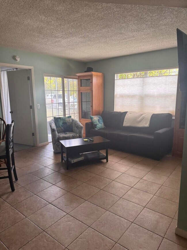 Building Photo - 1614 SE Green Acres Cir