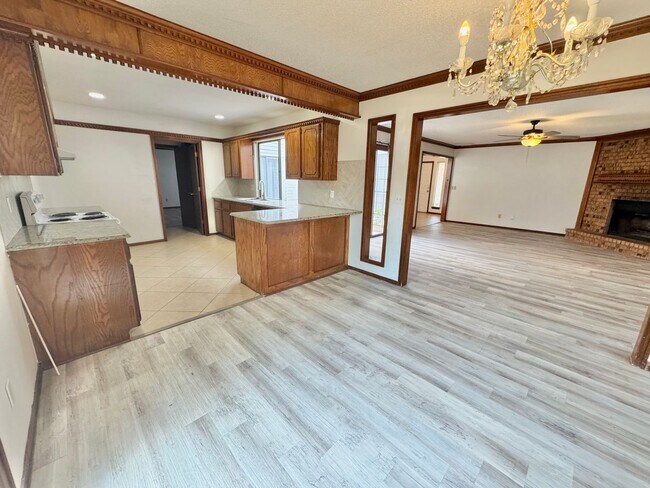 Building Photo - 3 Bed 2 bath!