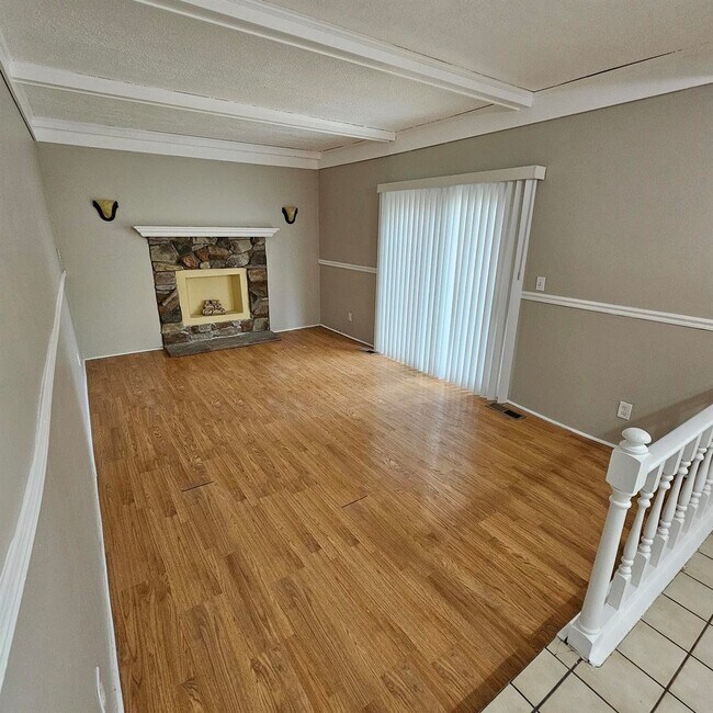 Building Photo - 4 bedroom, 2.5 bath, 2 car garage colonial...